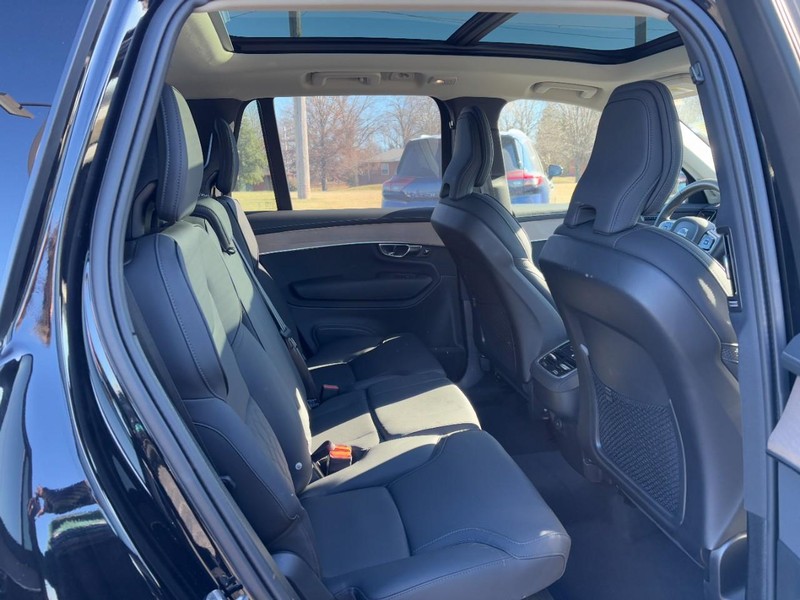 Volvo XC90 Vehicle Full-screen Gallery Image 11