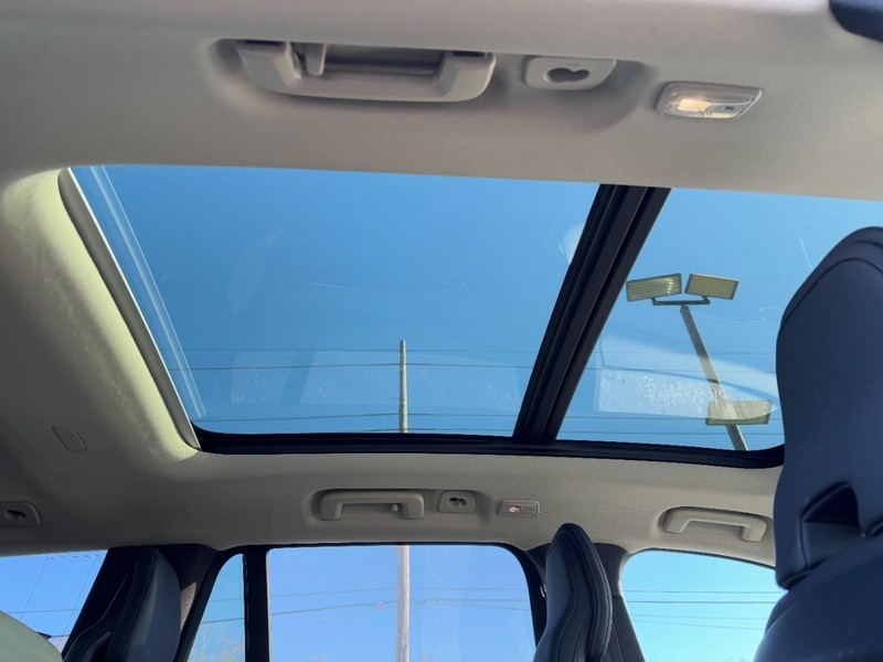 Volvo XC90 Vehicle Full-screen Gallery Image 12