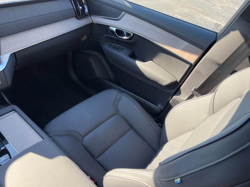 Volvo XC90 Vehicle Full-screen Gallery Image 16