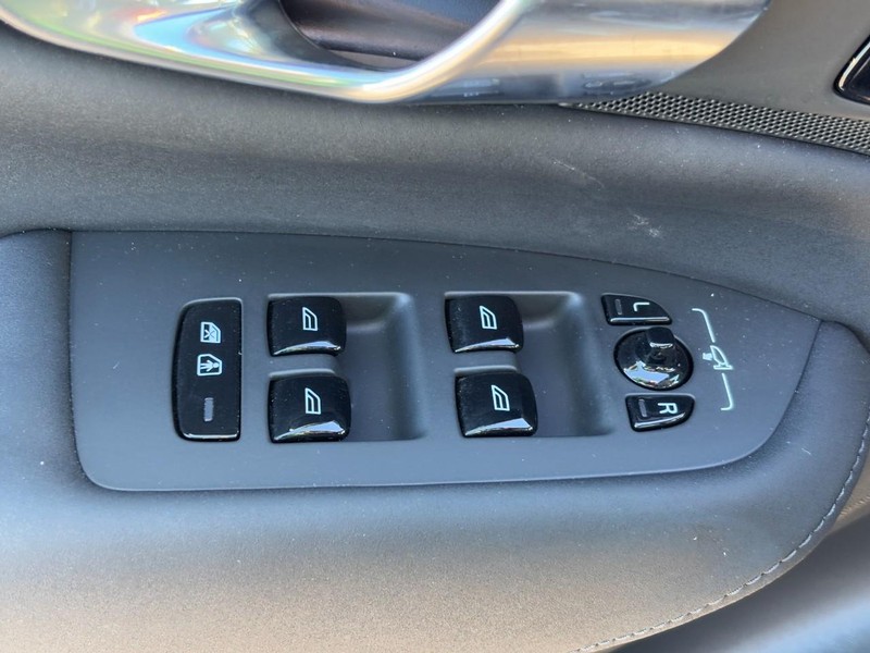 Volvo XC90 Vehicle Full-screen Gallery Image 17