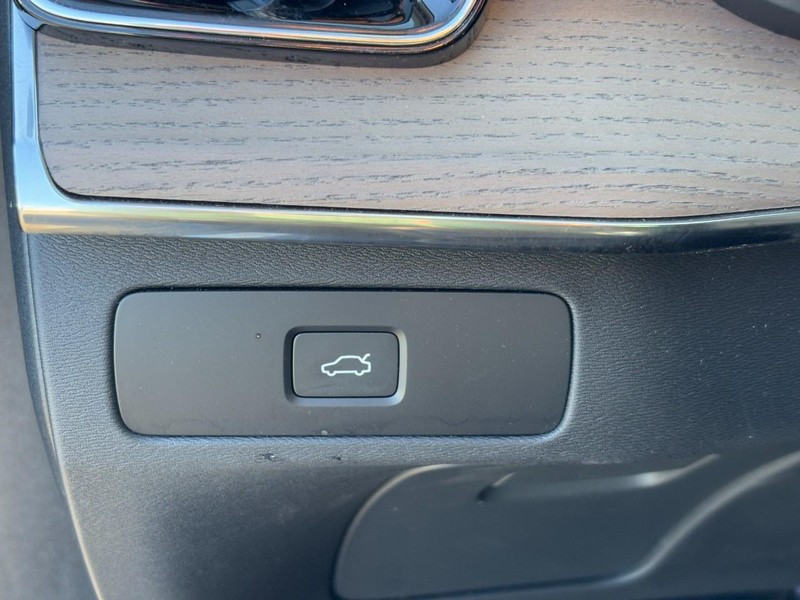 Volvo XC90 Vehicle Full-screen Gallery Image 18