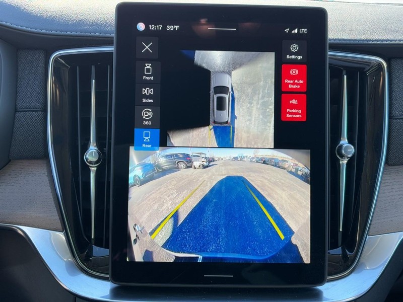 Volvo XC90 Vehicle Full-screen Gallery Image 24