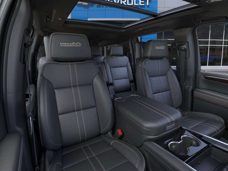 Chevrolet Suburban Vehicle Full-screen Gallery Image 16