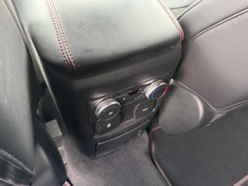 Ford Explorer Vehicle Full-screen Gallery Image 12