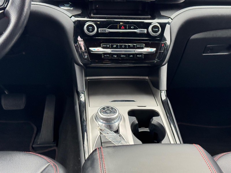 Ford Explorer Vehicle Full-screen Gallery Image 16