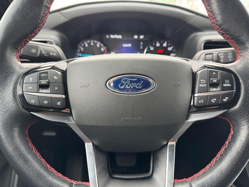 Ford Explorer Vehicle Full-screen Gallery Image 17