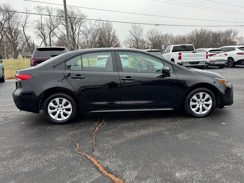 Toyota Corolla Vehicle Full-screen Gallery Image 6