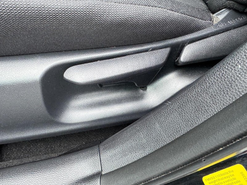 Toyota Corolla Vehicle Full-screen Gallery Image 15