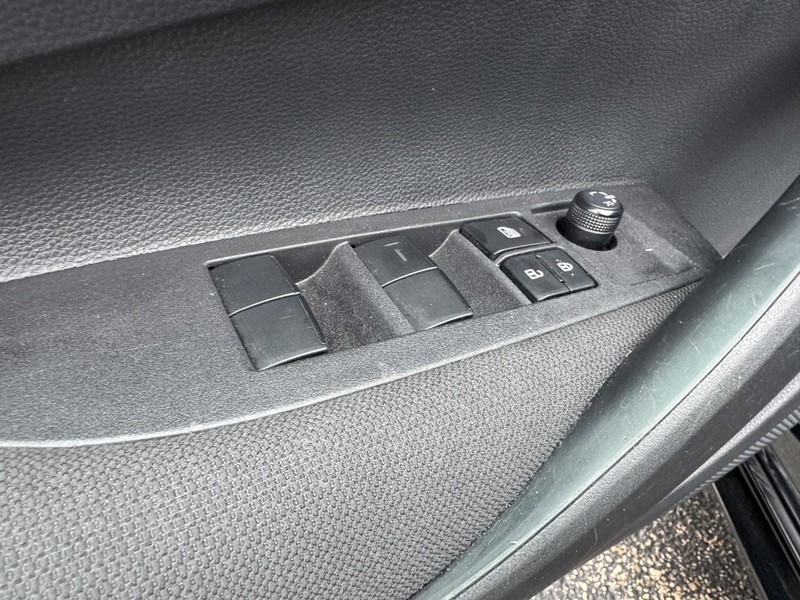 Toyota Corolla Vehicle Full-screen Gallery Image 16