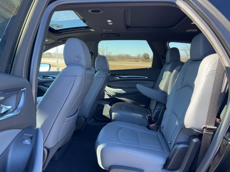 Buick Enclave Vehicle Full-screen Gallery Image 10