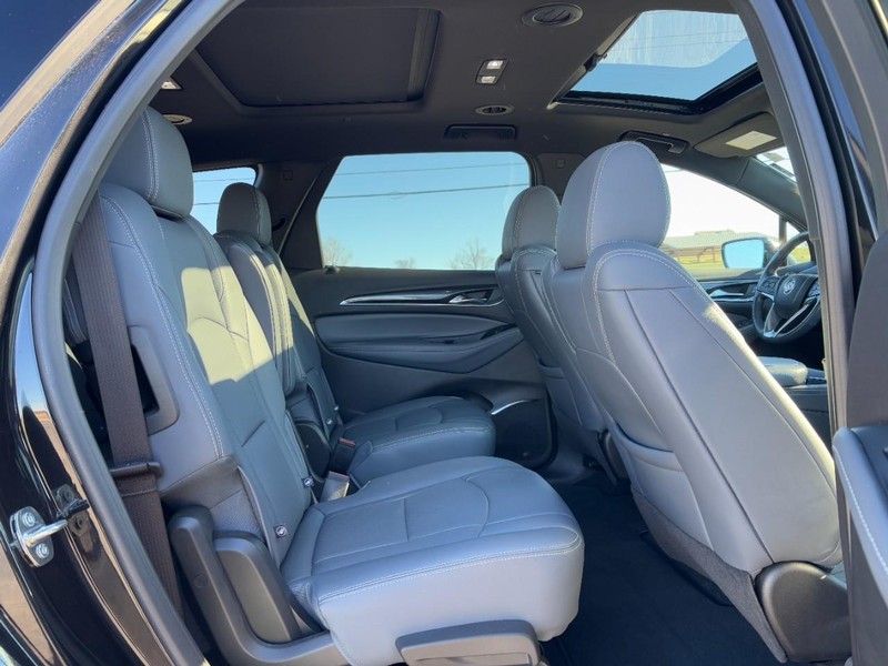 Buick Enclave Vehicle Full-screen Gallery Image 11