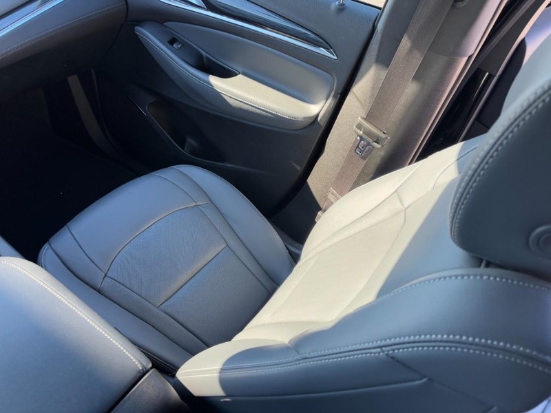 Buick Enclave Vehicle Full-screen Gallery Image 16