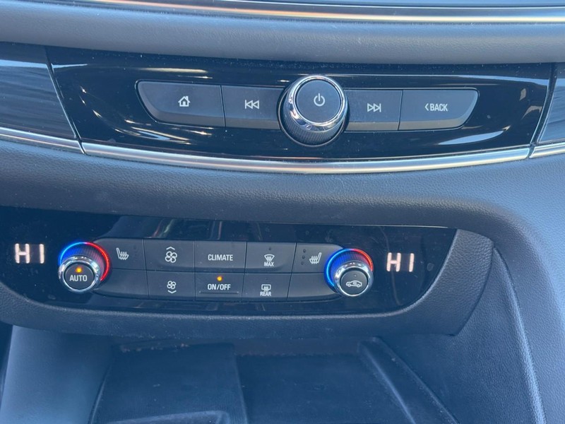 Buick Enclave Vehicle Full-screen Gallery Image 25