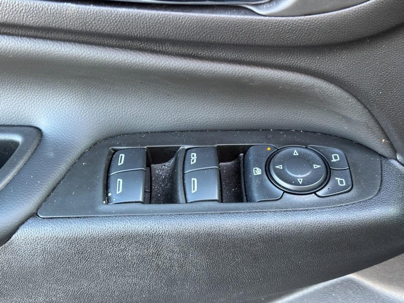 Chevrolet Equinox Vehicle Full-screen Gallery Image 15