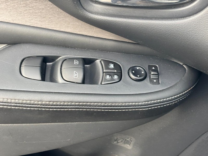 Nissan Murano Vehicle Full-screen Gallery Image 15