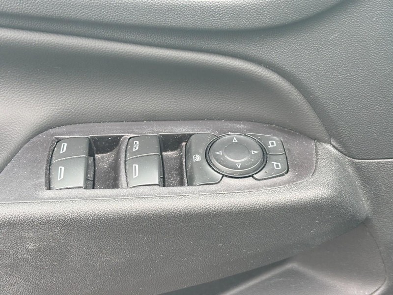 Chevrolet Equinox Vehicle Full-screen Gallery Image 15