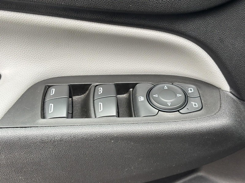 Chevrolet Equinox Vehicle Full-screen Gallery Image 15