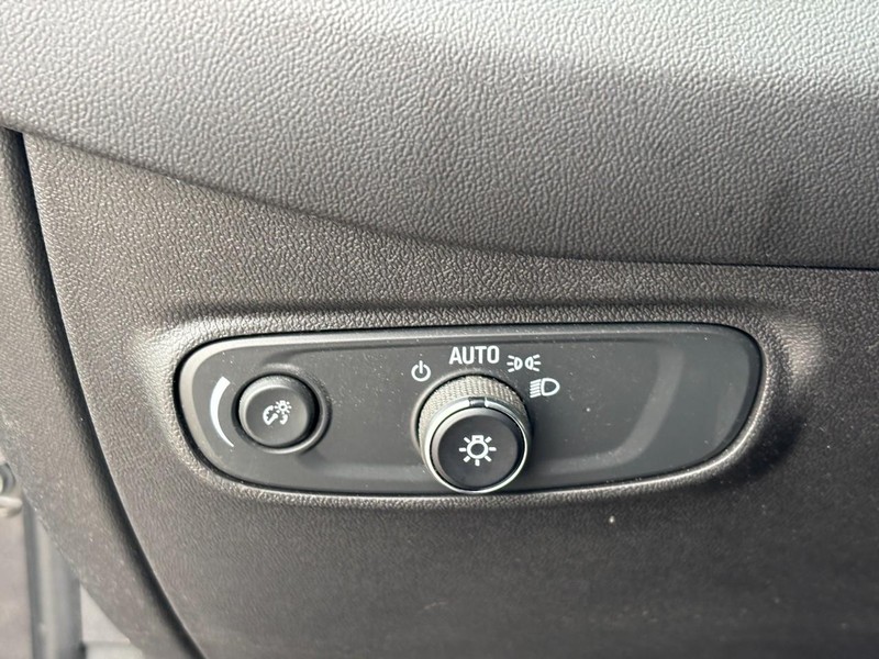 Chevrolet Equinox Vehicle Full-screen Gallery Image 16