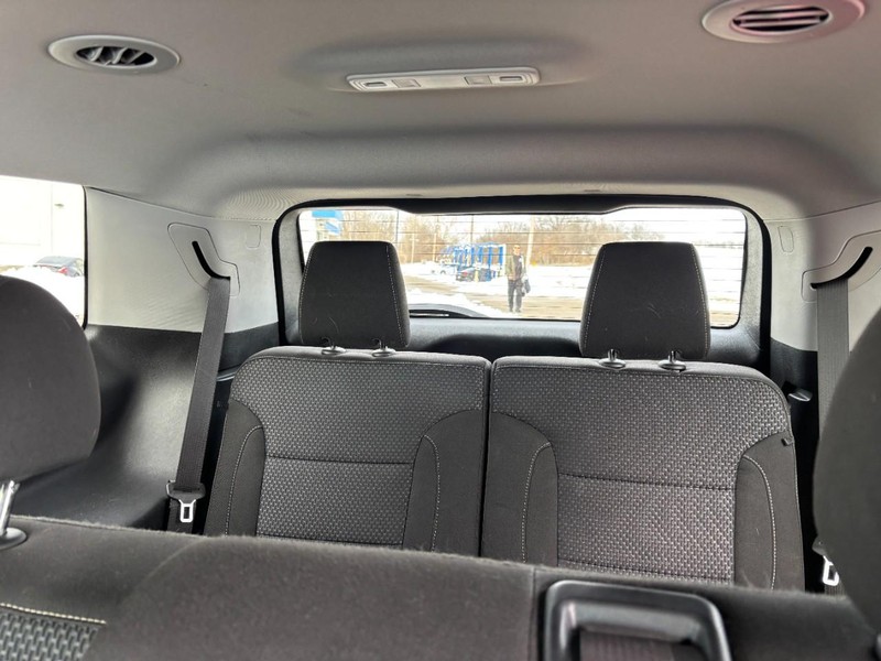 GMC Acadia Vehicle Full-screen Gallery Image 10