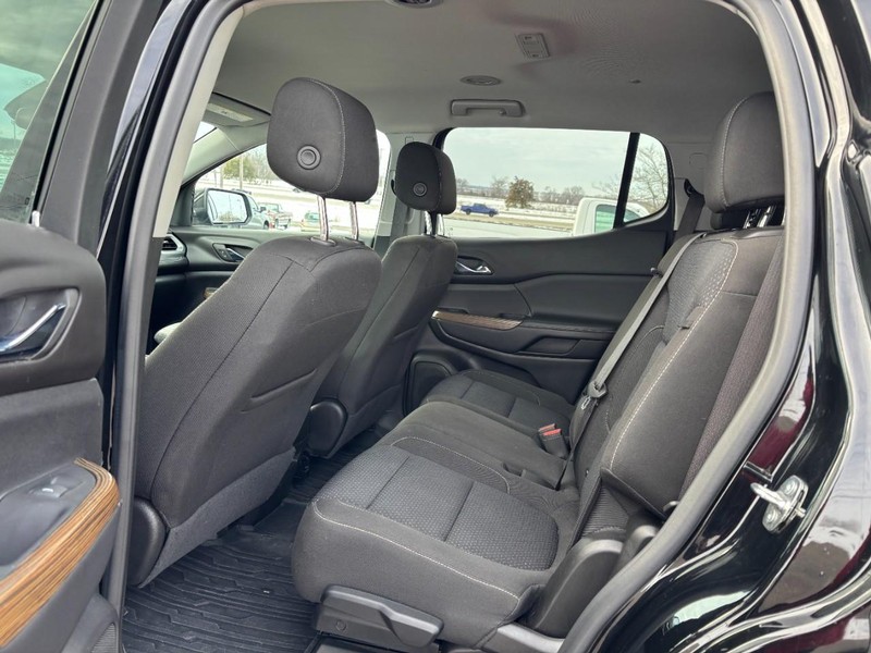 GMC Acadia Vehicle Full-screen Gallery Image 11