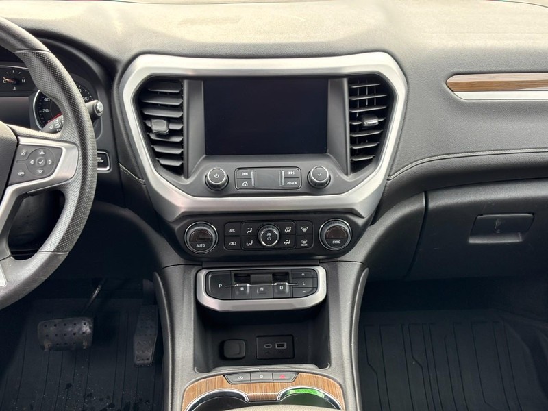 GMC Acadia Vehicle Full-screen Gallery Image 14