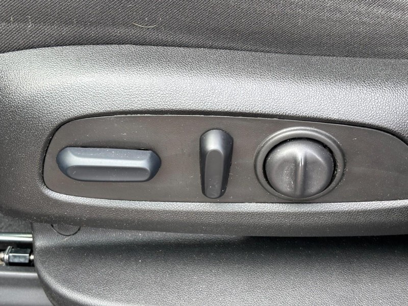 GMC Acadia Vehicle Full-screen Gallery Image 16