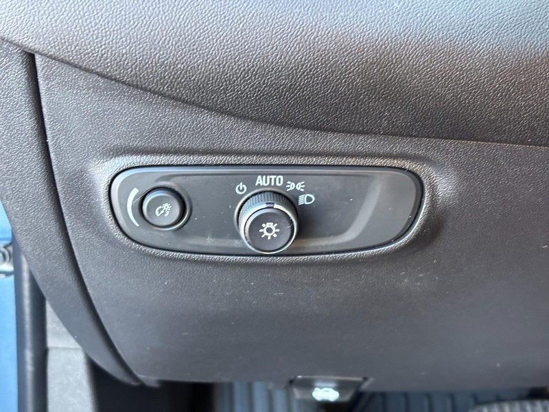 Chevrolet Equinox Vehicle Full-screen Gallery Image 17