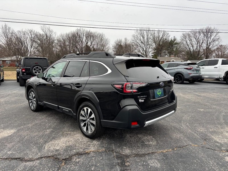 Subaru Outback Vehicle Full-screen Gallery Image 3