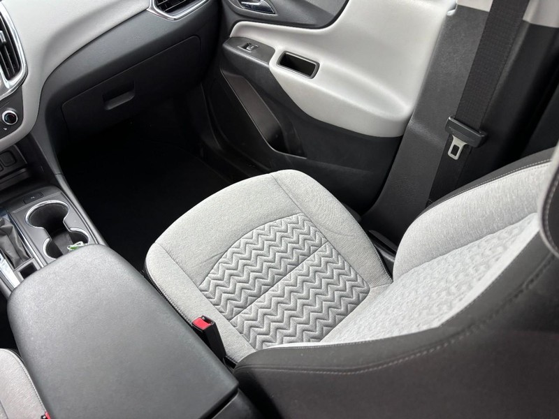 Chevrolet Equinox Vehicle Full-screen Gallery Image 14