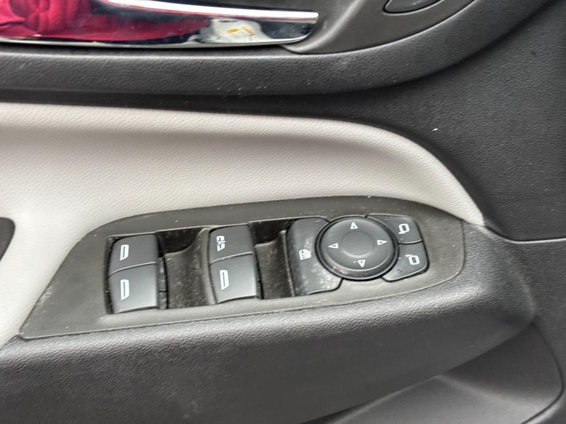 Chevrolet Equinox Vehicle Full-screen Gallery Image 15