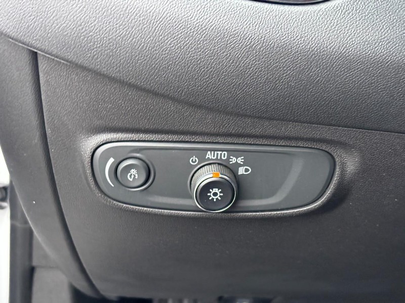 Chevrolet Equinox Vehicle Full-screen Gallery Image 16