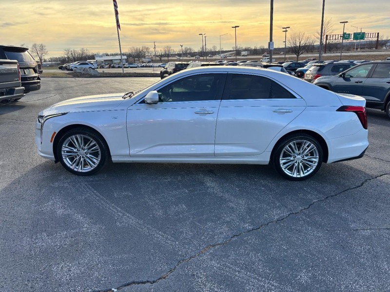 Cadillac CT4 Vehicle Full-screen Gallery Image 02