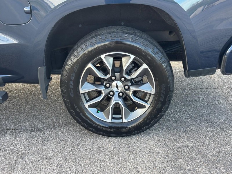 Chevrolet Silverado 1500 Vehicle Full-screen Gallery Image 9