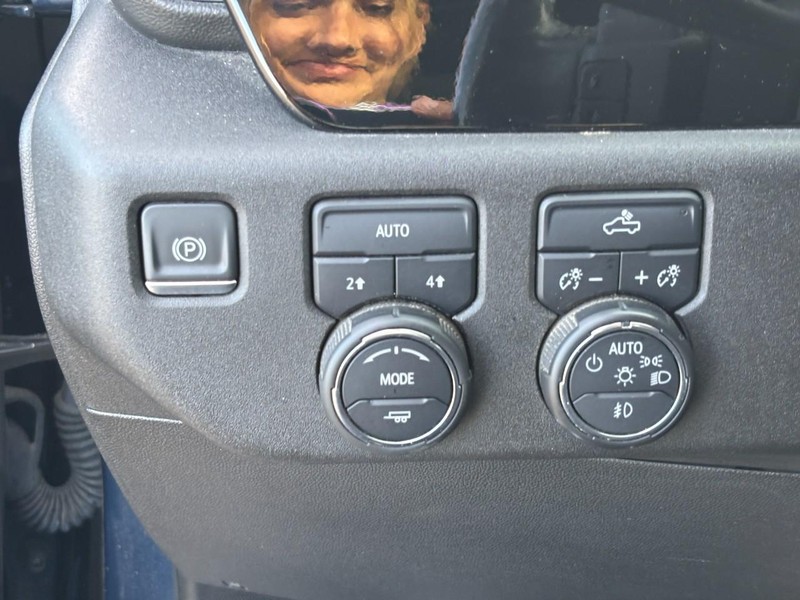 Chevrolet Silverado 1500 Vehicle Full-screen Gallery Image 16