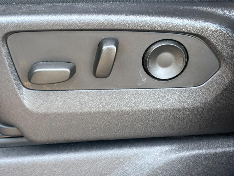 Chevrolet Silverado 1500 Vehicle Full-screen Gallery Image 24