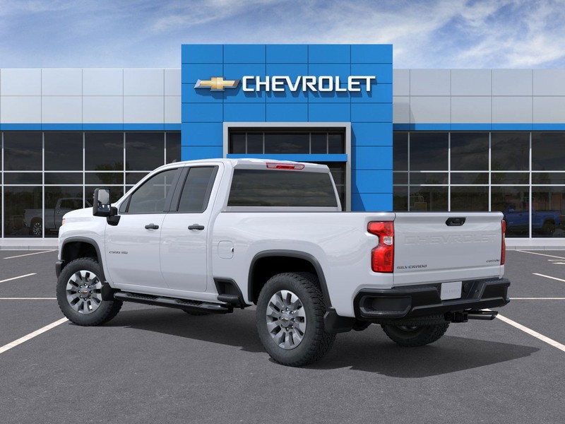 Chevrolet Silverado 2500HD Vehicle Full-screen Gallery Image 3