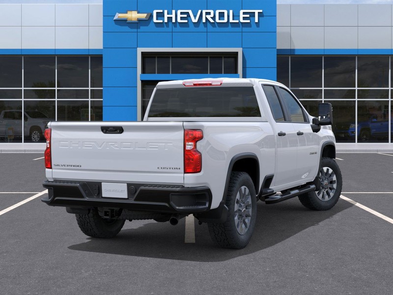 Chevrolet Silverado 2500HD Vehicle Full-screen Gallery Image 4