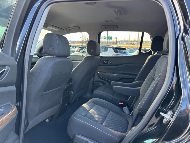GMC Acadia Vehicle Full-screen Gallery Image 11