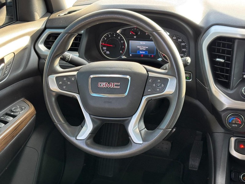GMC Acadia Vehicle Full-screen Gallery Image 13