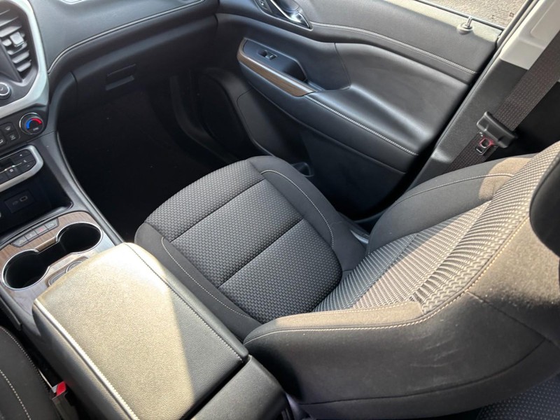 GMC Acadia Vehicle Full-screen Gallery Image 15