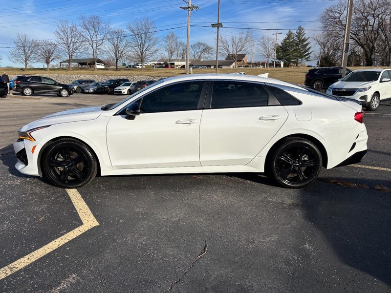 Kia K5 Vehicle Full-screen Gallery Image 2