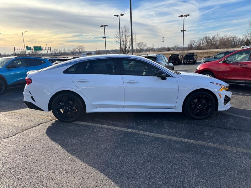 Kia K5 Vehicle Full-screen Gallery Image 6