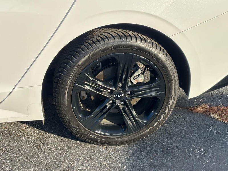 Kia K5 Vehicle Full-screen Gallery Image 9