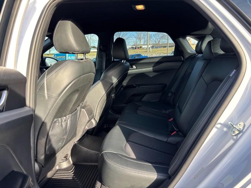 Kia K5 Vehicle Full-screen Gallery Image 10