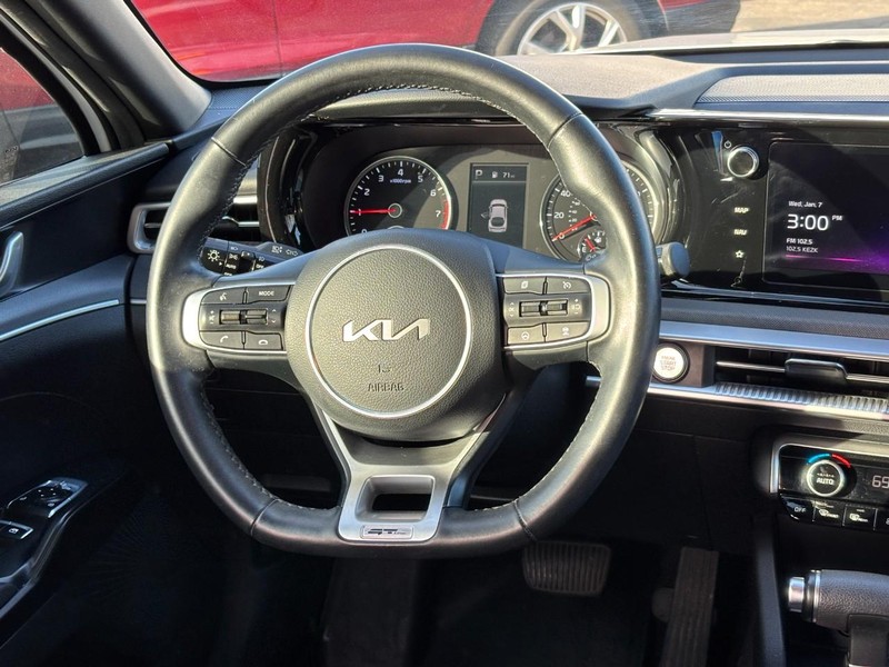 Kia K5 Vehicle Full-screen Gallery Image 12