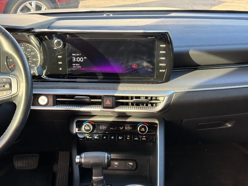 Kia K5 Vehicle Full-screen Gallery Image 13