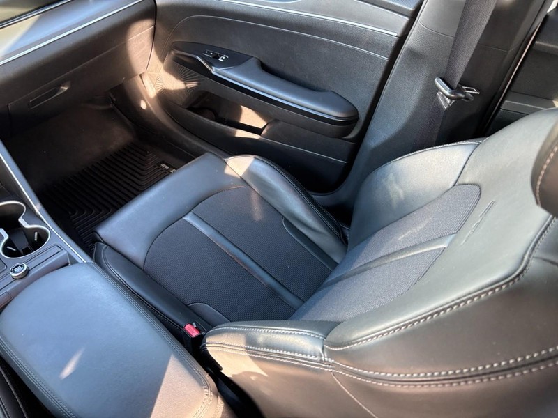 Kia K5 Vehicle Full-screen Gallery Image 14