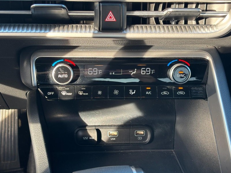 Kia K5 Vehicle Full-screen Gallery Image 24