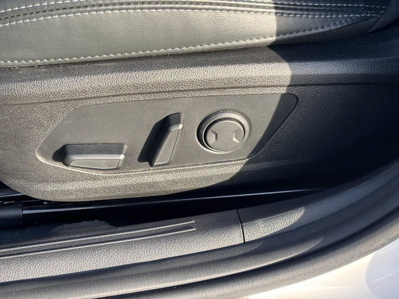 Kia K5 Vehicle Full-screen Gallery Image 25