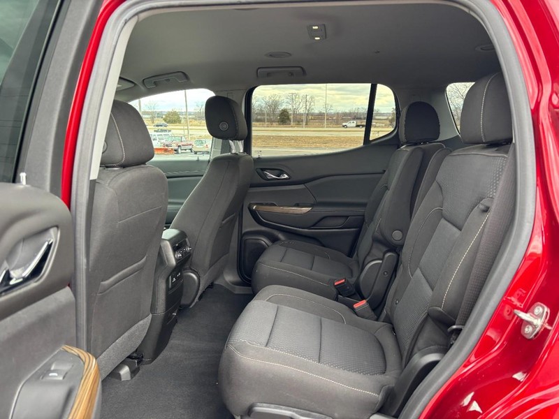 GMC Acadia Vehicle Full-screen Gallery Image 10